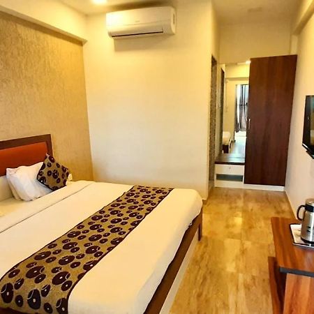 Hotel Tulip Plaza Ahmedabad Bagian luar foto