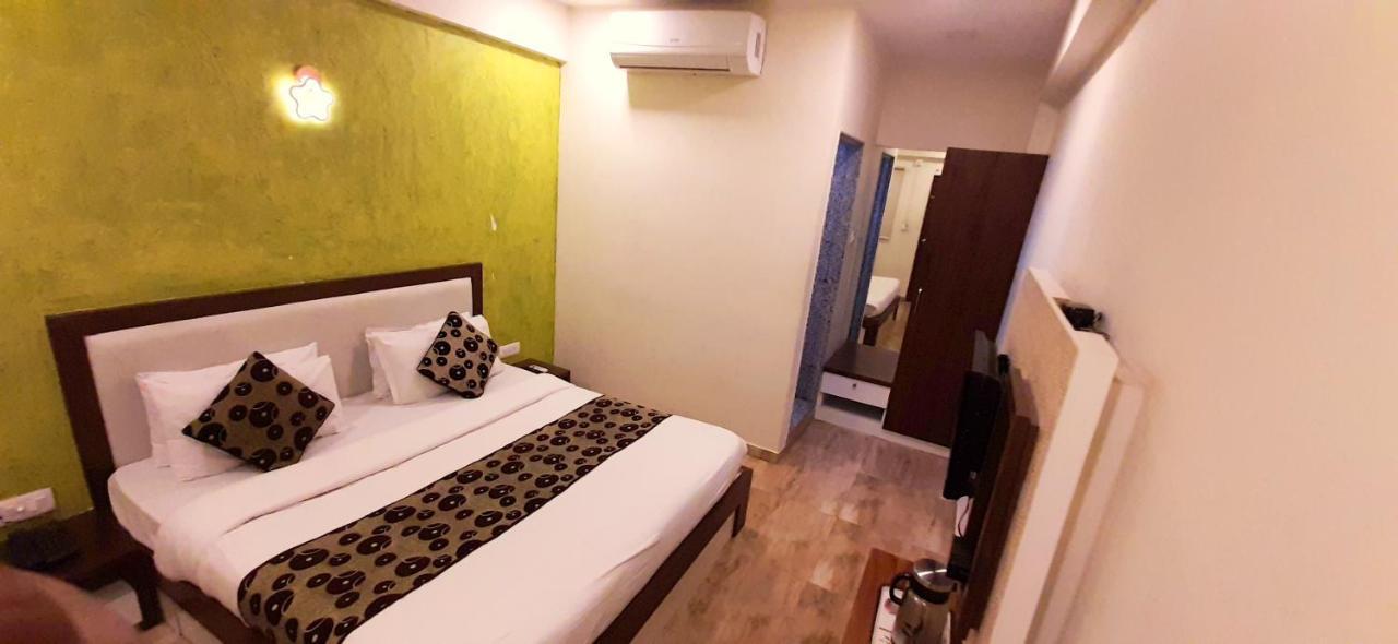 Hotel Tulip Plaza Ahmedabad Bagian luar foto