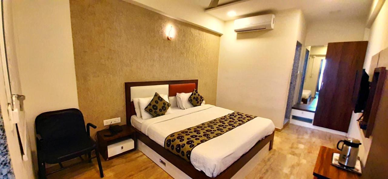 Hotel Tulip Plaza Ahmedabad Bagian luar foto