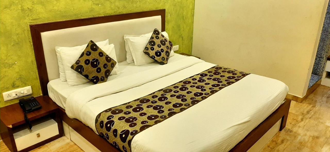 Hotel Tulip Plaza Ahmedabad Bagian luar foto