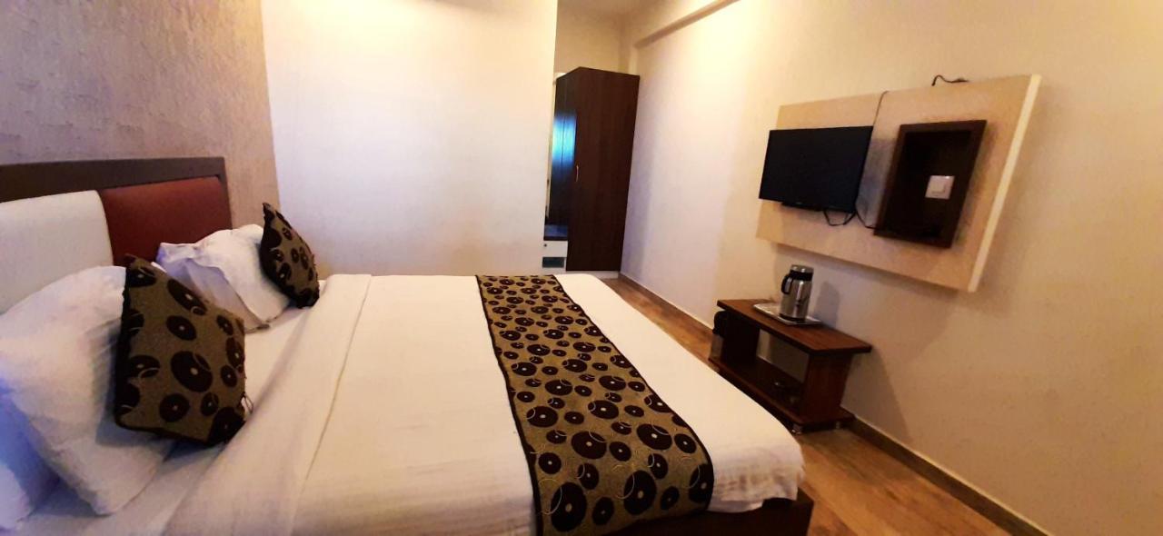 Hotel Tulip Plaza Ahmedabad Bagian luar foto