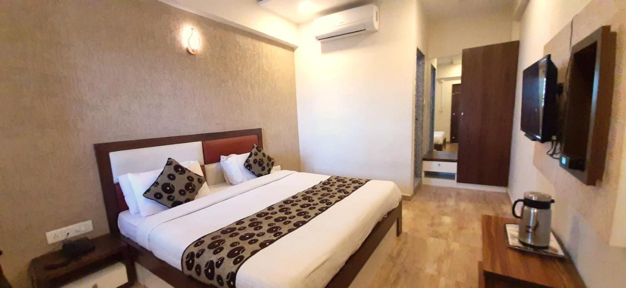 Hotel Tulip Plaza Ahmedabad Bagian luar foto