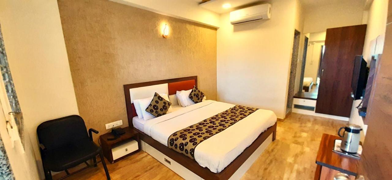 Hotel Tulip Plaza Ahmedabad Bagian luar foto