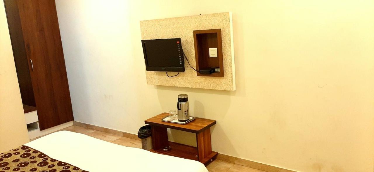 Hotel Tulip Plaza Ahmedabad Bagian luar foto