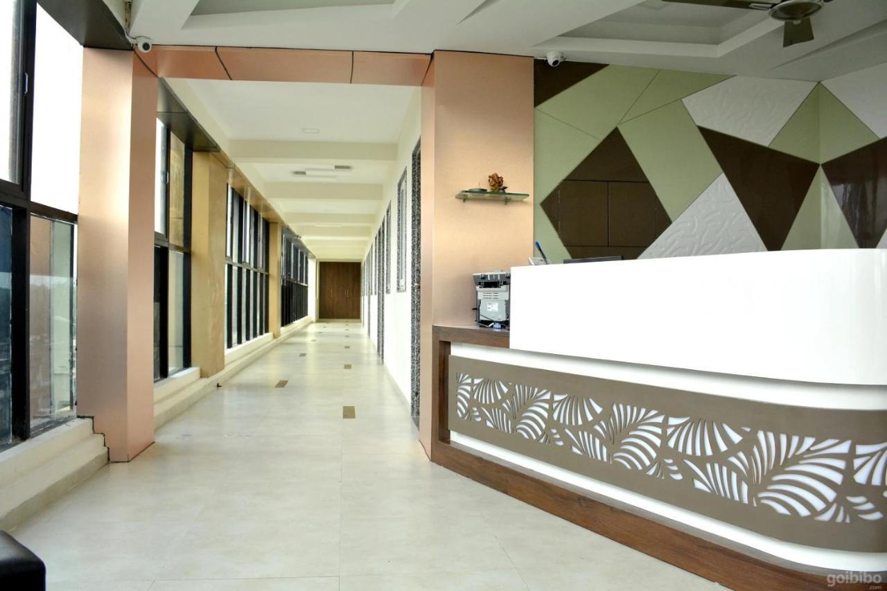 Hotel Tulip Plaza Ahmedabad Bagian luar foto