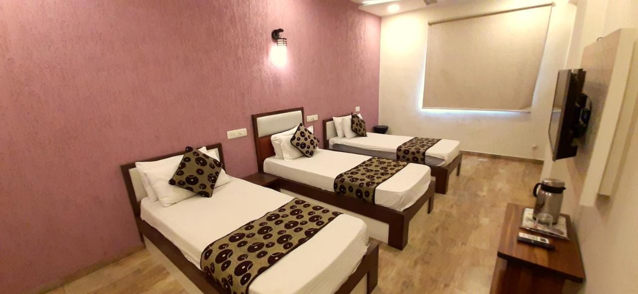 Hotel Tulip Plaza Ahmedabad Bagian luar foto