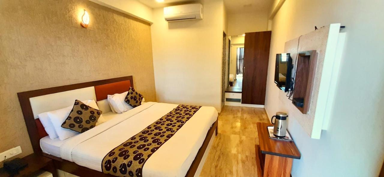 Hotel Tulip Plaza Ahmedabad Bagian luar foto