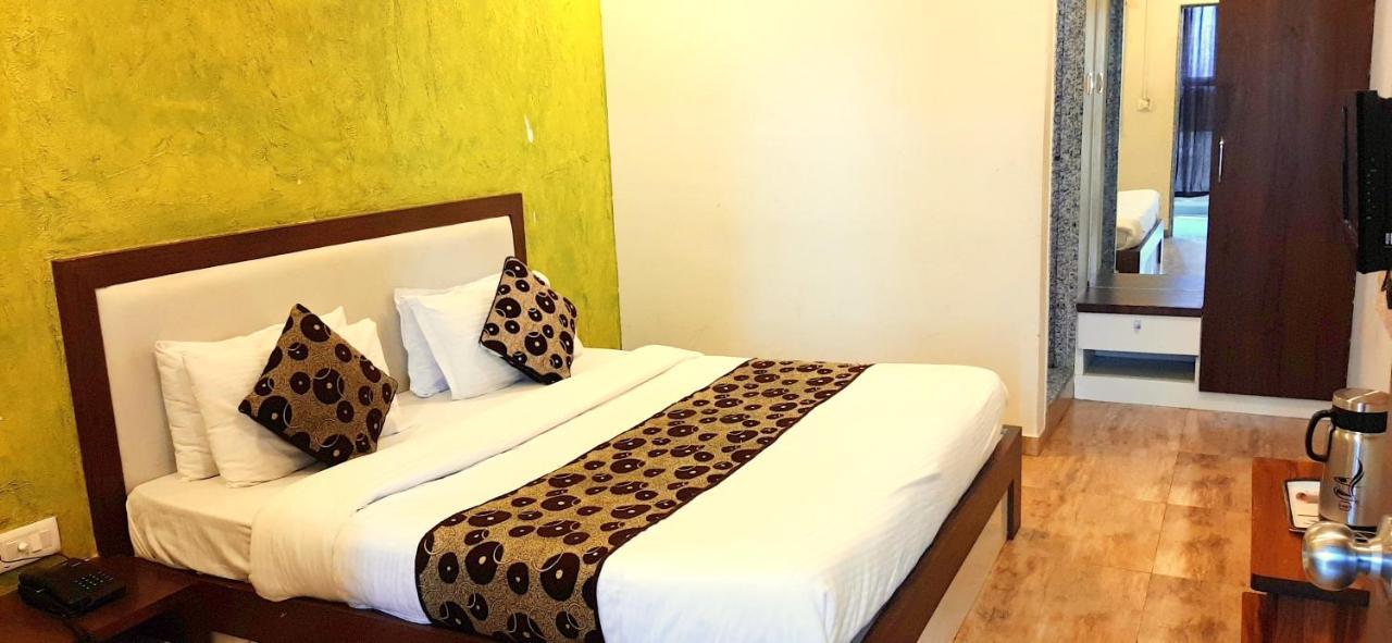 Hotel Tulip Plaza Ahmedabad Bagian luar foto