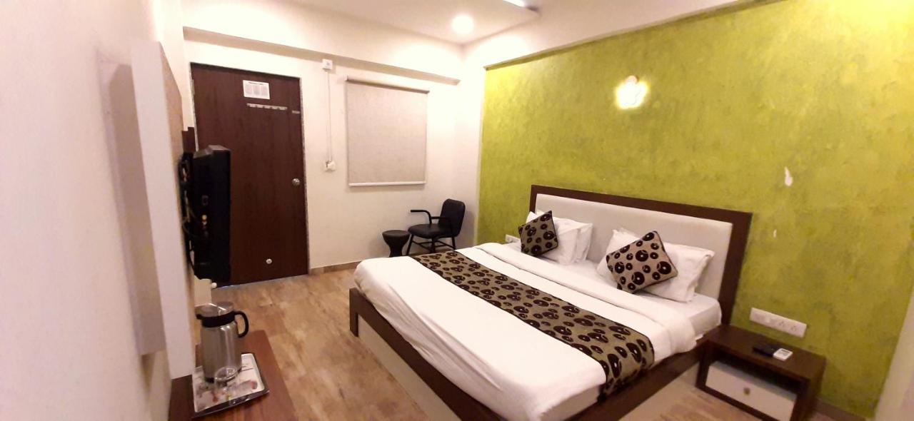 Hotel Tulip Plaza Ahmedabad Bagian luar foto