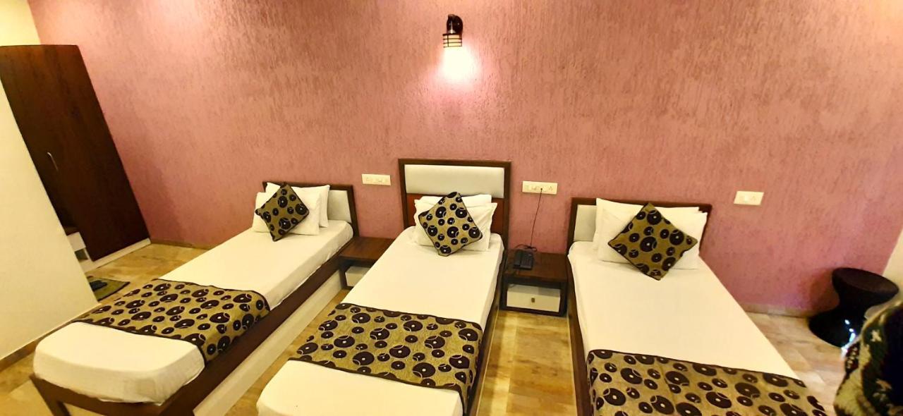 Hotel Tulip Plaza Ahmedabad Bagian luar foto