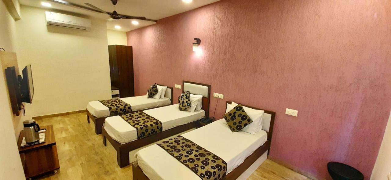Hotel Tulip Plaza Ahmedabad Bagian luar foto
