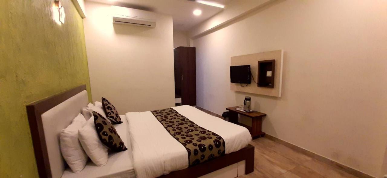 Hotel Tulip Plaza Ahmedabad Bagian luar foto