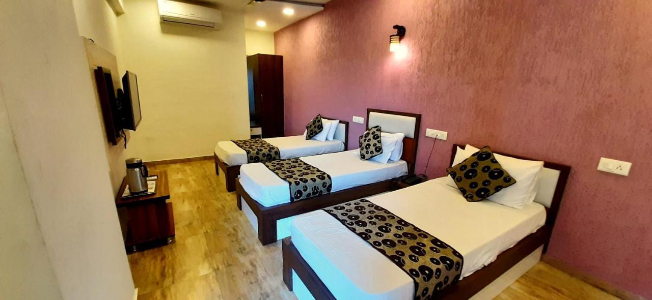 Hotel Tulip Plaza Ahmedabad Bagian luar foto