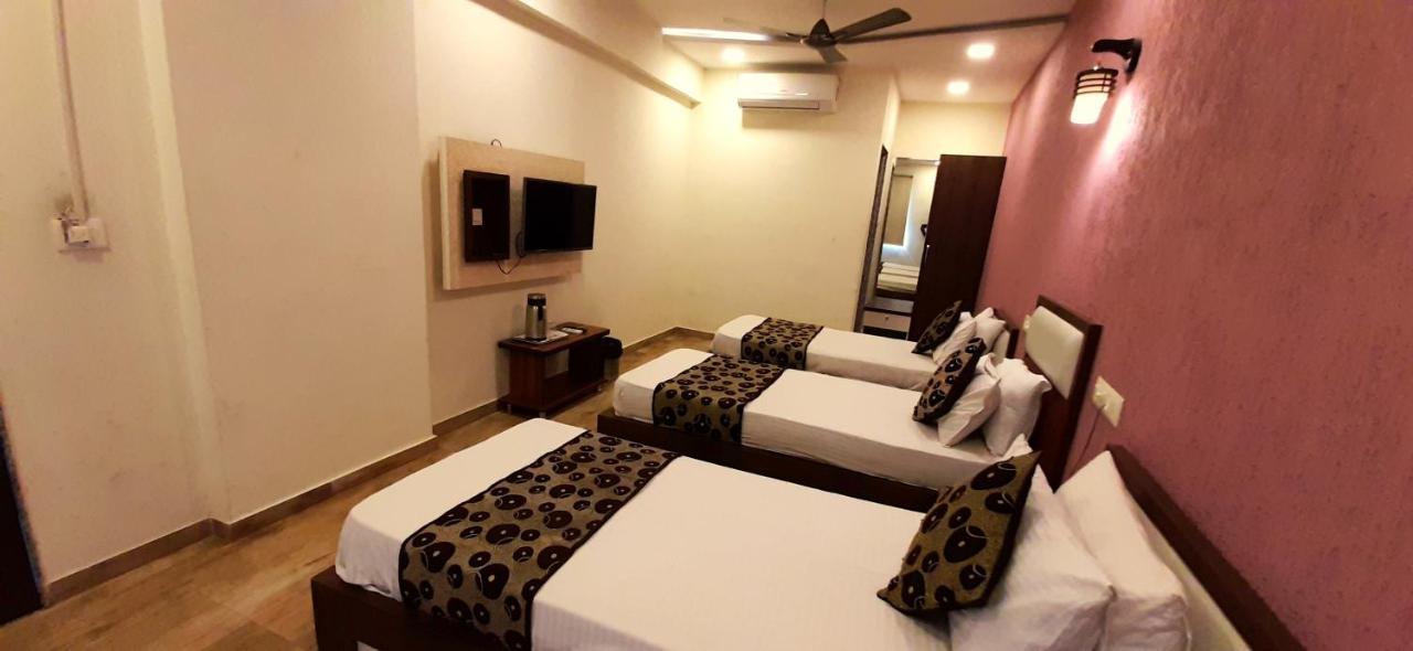 Hotel Tulip Plaza Ahmedabad Bagian luar foto