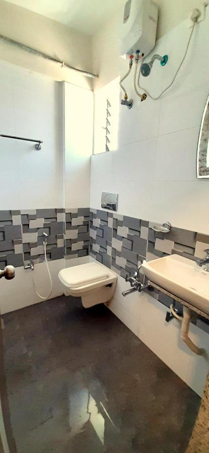 Hotel Tulip Plaza Ahmedabad Bagian luar foto